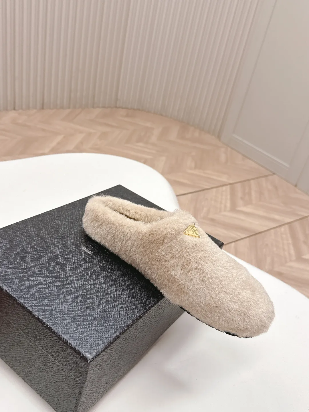👟👟Ex-factory price 520👟👟 Prada prada25 autumn and winter furry slippers series, half-slip wool slippers, classic triangle buckle, comfortable, cute, cute, fashionable, elegant and versatile, the wool is comfortable and soft, awakening the warmth of autumn and winter. Let you walk comfortably from morning to night. Pair it with socks to easily cope with the changing seasons. Wool, sheep pattern lining, original outsole! 35-40 yards